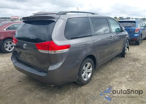 2013 Toyota Sienna Le V6 8 Passenger z USA, uszkodzony, nr VIN 5TDKK3DC2DS340181